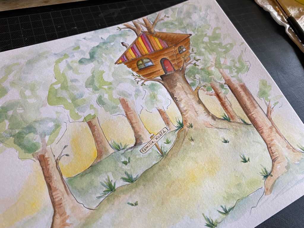 Waterverftekening van de boomhut van Koeli in een zonnig bos, met een bordje Familie Koala